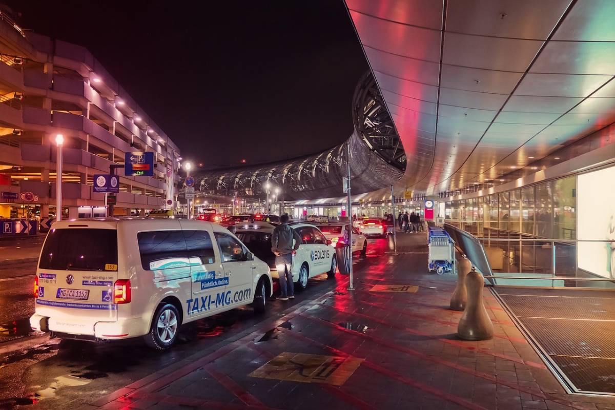 Solo Transport From Point A to Point B: Your Guide to Seamless Transfers After Arrivals.